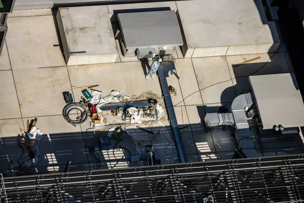 Tokyo, Japonya, 2 Kasım 2023: Dağınık nesneler ve tek başına çalışan bir işçinin çatısı