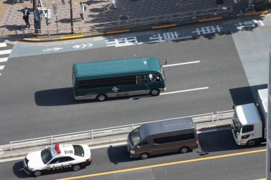 Tokyo, Japonya, 2 Kasım 2023: Tokyo Caddesi 'nde Teslimat Kamyonları ve Taksi ile Trafik