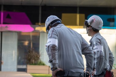 Tokyo, Japonya, 2 Kasım 2023: Şehir merkezinde iki güvenlik görevlisi duruyor