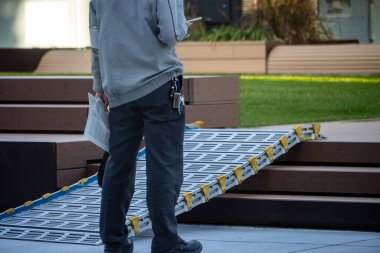 Tokyo, Japonya, 2 Kasım 2023: Kamyonu olan bir rampadan teslimat işçisi