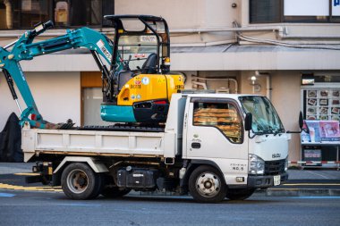 Tokyo, Japonya, 2 Kasım 2023: Kobelco kazıcılı sanayi aracı kentsel alanda park halinde.