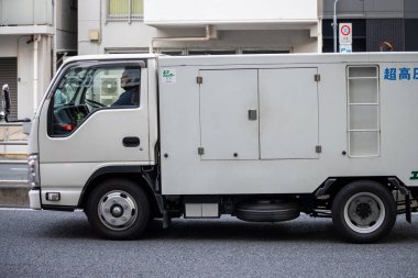 Tokyo, Japonya, 2 Kasım 2023: Teslimat Treni Sokağa Park Edildi