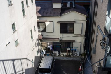 Tokyo, Japonya, 2 Kasım 2023: Park halindeki arabaların bulunduğu bir yerleşim bölgesinin yüksek açılı görüntüsü