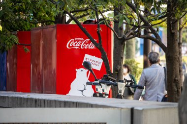 Tokyo, Japonya, 2 Kasım 2023: Coca-Cola şehir ortamında otomat reklamları