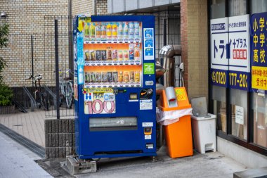 Tokyo, Japonya, 2 Kasım 2023: Çeşitli içecek ve atıştırmalıklarla dolu kaldırımda satış makineleri