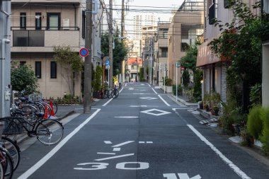 Tokyo, Japonya, 2 Kasım 2023: Bisiklet Yolu ve Park Bisikletli Sessiz Konut Caddesi