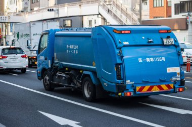 Tokyo, Japonya, 2 Kasım 2023: Şehir trafiğinde çöp toplama kamyonu