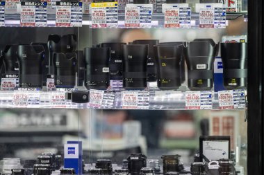 Tokyo, Japonya, 2 Kasım 2023: Tokyo Elektronik Mağazasında Kamera Ekipmanı