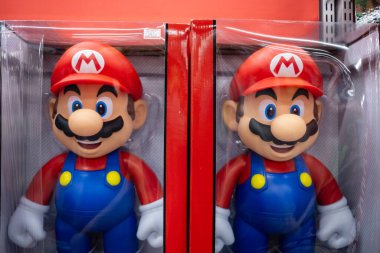 Tokyo, Japonya, 2 Kasım 2023: Bir oyun merkezinde ödül makinesinde Super Mario figürleri