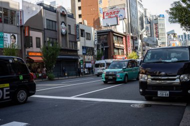 Tokyo, Japonya, 2 Kasım 2023: Bustling Street Scene with local Shops and Traraffic