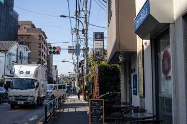 Tokyo, Japonya, 2 Kasım 2023: Tokyo 'da trafik ve tabelalarla dolu sokak sahnesi