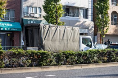 Tokyo, Japonya, 2 Kasım 2023: Kentsel yol üzerindeki kapalı inşaat alanı