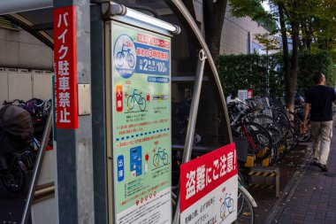Tokyo, Japonya, 2 Kasım 2023: Japonca imzalı bisiklet park alanı