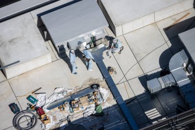 Tokyo, Japonya, 2 Kasım 2023: Bir binanın çatısındaki inşaat işçilerinin hava manzarası