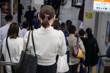 Tokyo, Japonya, 2 Kasım 2023: Yoğun bir metro girişinde kuyrukta bekleyenler