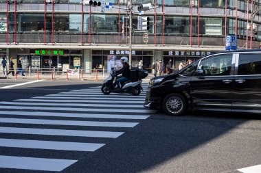 Tokyo, Japonya, 2 Kasım 2023: Yayaların ve araçların bulunduğu bir inşaat sahasının yakınındaki şehir trafiği