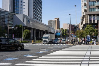 Tokyo, Japonya, 2 Kasım 2023: Pedestrian Crossing 'in bulunduğu bir Ticaret Binası Yakınındaki Meşgul Sokak Sahnesi