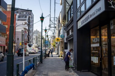 Tokyo, Japonya, 2 Kasım 2023: Tokyo Caddesi boyunca yayalar ve dükkanlar