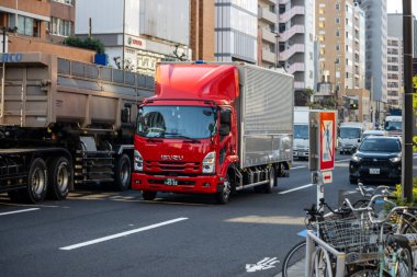 Tokyo, Japonya, 2 Kasım 2023: Şehir Yolundaki Kırmızı Isuzu Kamyonu