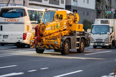 Tokyo, Japonya, 2 Kasım 2023: Tokyo sokaklarında trafik çevrili gezici vinç