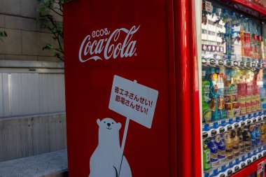Tokyo, Japonya, 2 Kasım 2023: Kutup ayısı grafikli Coca-Cola satış makinesi