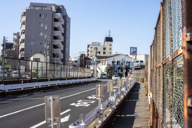 Tokyo, Japonya, 2 Kasım 2023: Şehir binalarının bulunduğu yol kenarındaki boş yaya yolu