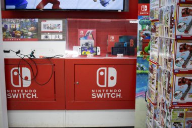 Tokyo, Japonya, 2 Kasım 2023: Nintendo Oyun konsolu ve oyunları perakende mağazasında göster