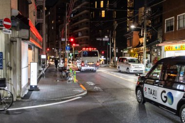 Tokyo, Japonya, 2 Kasım 2023: Tokyo 'da Taksi ve Yayalarla Akşam Trafiği ve Şehir Hayatı