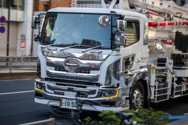 Tokyo, Japonya, 2 Kasım 2023: Beyaz Hino kamyonu şehir caddesinde