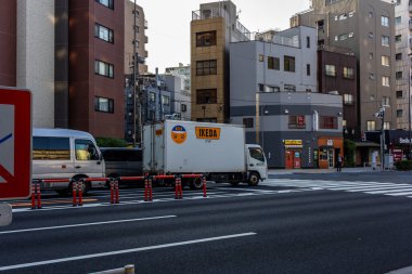 Tokyo, Japonya, 2 Kasım 2023: Ticari araçların ve kentsel binaların olduğu trafik sahnesi