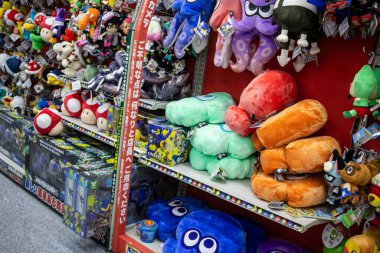 Tokyo, Japonya, 2 Kasım 2023: Lüks oyuncaklar sokak pazarında sergileniyor