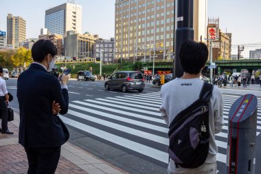 Tokyo, Japonya, 2 Kasım 2023: Tokyo 'da Pedestrian Geçidinde Bekleyen İki Adam