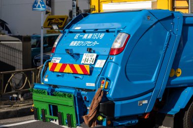 Tokyo, Japonya, 2 Kasım 2023: Şehir Caddesinde Mavi Atık Toplama Aracı