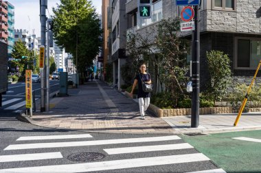 Tokyo, Japonya, 2 Kasım 2023: Tokyo 'da sessiz bir mahallede yürüyen yayalar