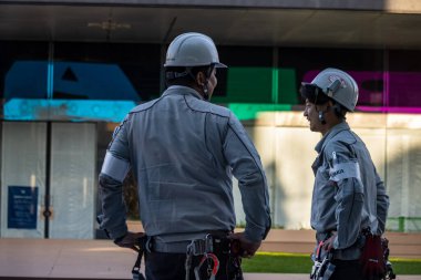 Tokyo, Japonya, 2 Kasım 2023: Şehir Caddesinde İki İşçi Tartışıyor