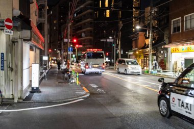 Tokyo, Japonya, 2 Kasım 2023: Trafik ve Şehir Işıkları ile Gece Sokak Manzarası