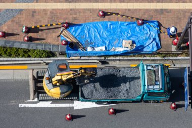 Tokyo, Japonya, 2 Kasım 2023: Kazı makinesi ve örtülü materyallerle inşa alanı