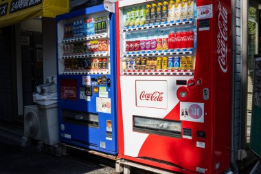 Tokyo, Japonya, 2 Kasım 2023: Çeşitli İçki ve Marka Logoları olan Otomatlar