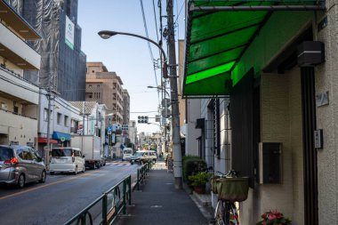 Tokyo, Japonya, 2 Kasım 2023: Yaya geçidi ve bisikletli sokak manzarası