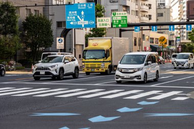 Tokyo, Japonya, 2 Kasım 2023: Sokak Altındaki İşaretler Kavşağındaki Araçlarla Trafik Sahnesi