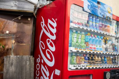 Tokyo, Japonya, 2 Kasım 2023: Bir Coca-Cola otomatına yakın çekim