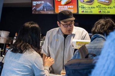 Tokyo, Japonya, 2 Kasım 2023: Müşteriler McDonald 's' dan sipariş verdi
