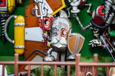 Tokyo, Japonya, 2 Kasım 2023: Vibrant robotik temalı duvar resmi