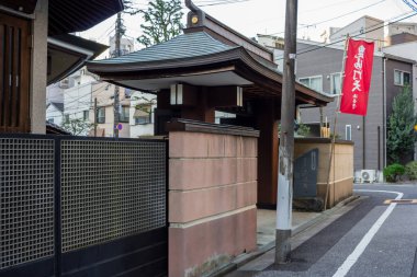 Tokyo, Japonya, 2 Kasım 2023: Eşsiz mimarisi ve bayrağı olan geleneksel Japon ikametgahı