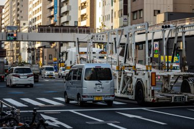 Tokyo, Japonya, 2 Kasım 2023: Kalabalık bir caddede trafik ve araba çekme servisi