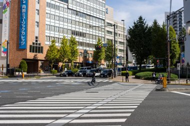 Tokyo, Japonya, 2 Kasım 2023: Akihabara 'da bir kavşakta yaya geçidi ve trafik