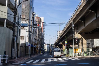 Tokyo, Japonya, 2 Kasım 2023: Yükseltilmiş yolları ve yerel dükkanları olan bir Tokyo mahallesinde sakin bir sabah
