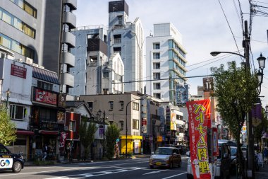 Tokyo, Japonya, 2 Kasım 2023: Modern ve Geleneksel Binaların Karışımı