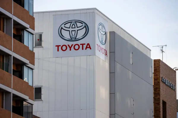 Tokyo, Japonya, 2 Kasım 2023: Tanınmış şirket logosuna sahip Toyota binası