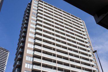 Tokyo, Japonya, 2 Kasım 2023: Tokyo 'da gökyüzüne karşı modern yüksek binalar